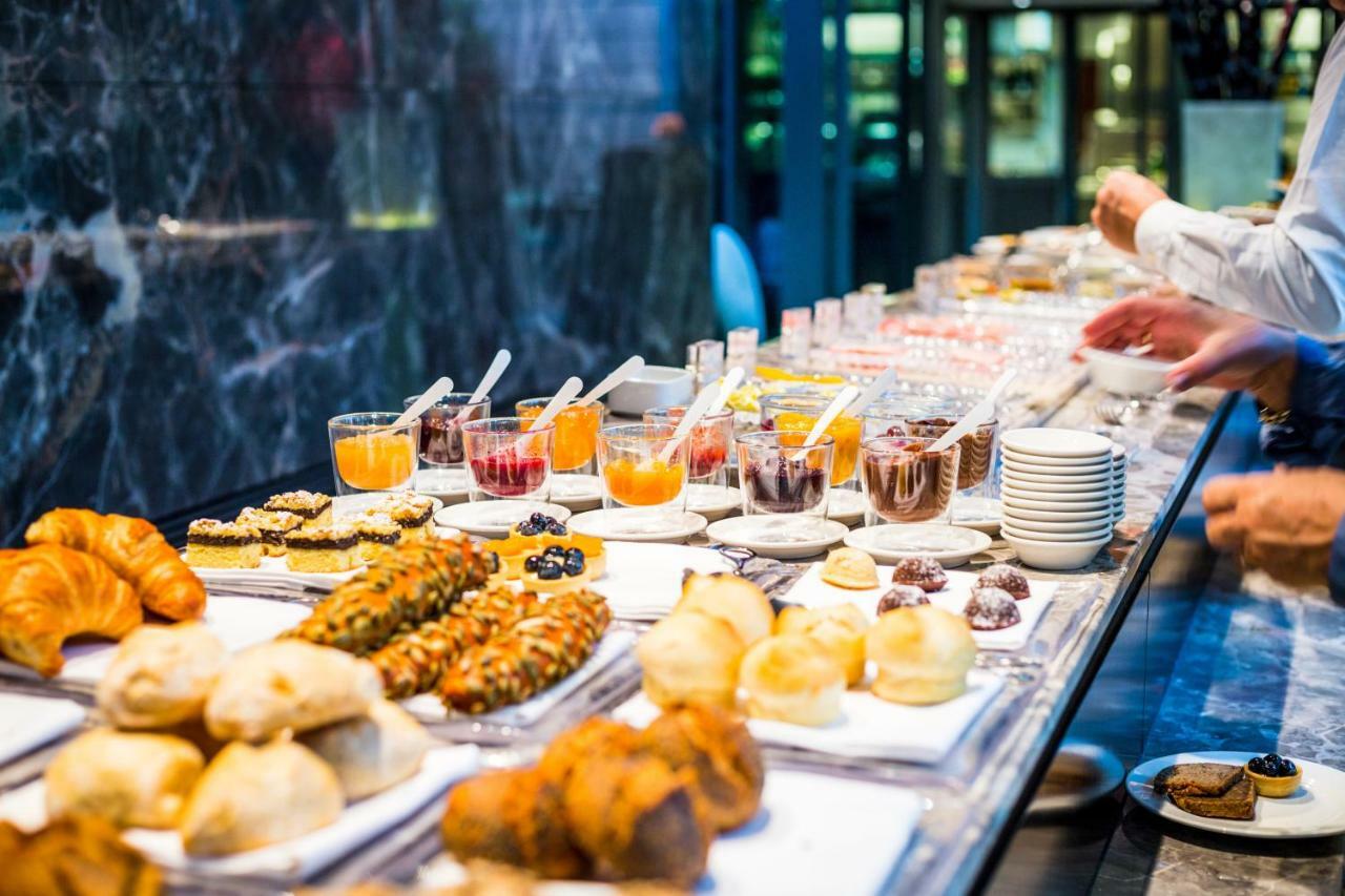 Mercure Living Putrajaya Exterior foto A buffet at a hotel